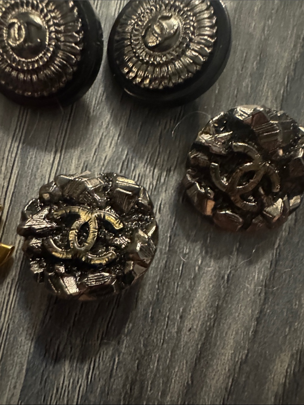 Beautiful, very rare, and authentic  CHANEL buttons - Picture 2 of 5